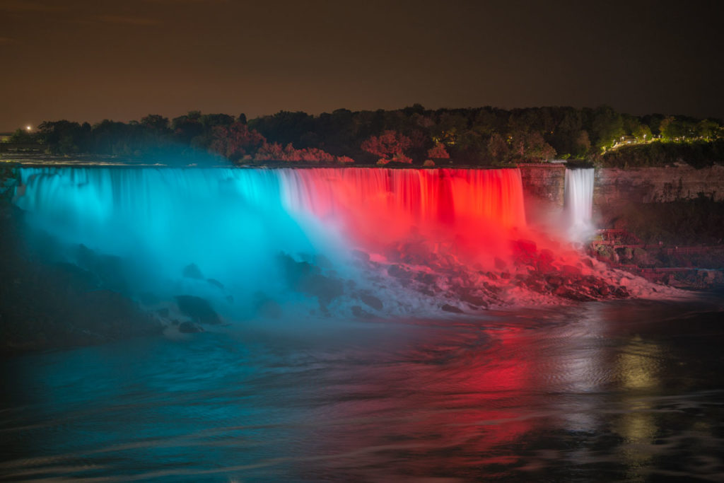 In der Nacht werden die Wasserfälle mit psychedelischen Farben beschienen - Geschmackssache. Niagara Wasserfälle, Ontario, Kanada
